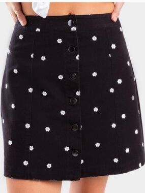 Francesca’s Black Daisy Print Skirt